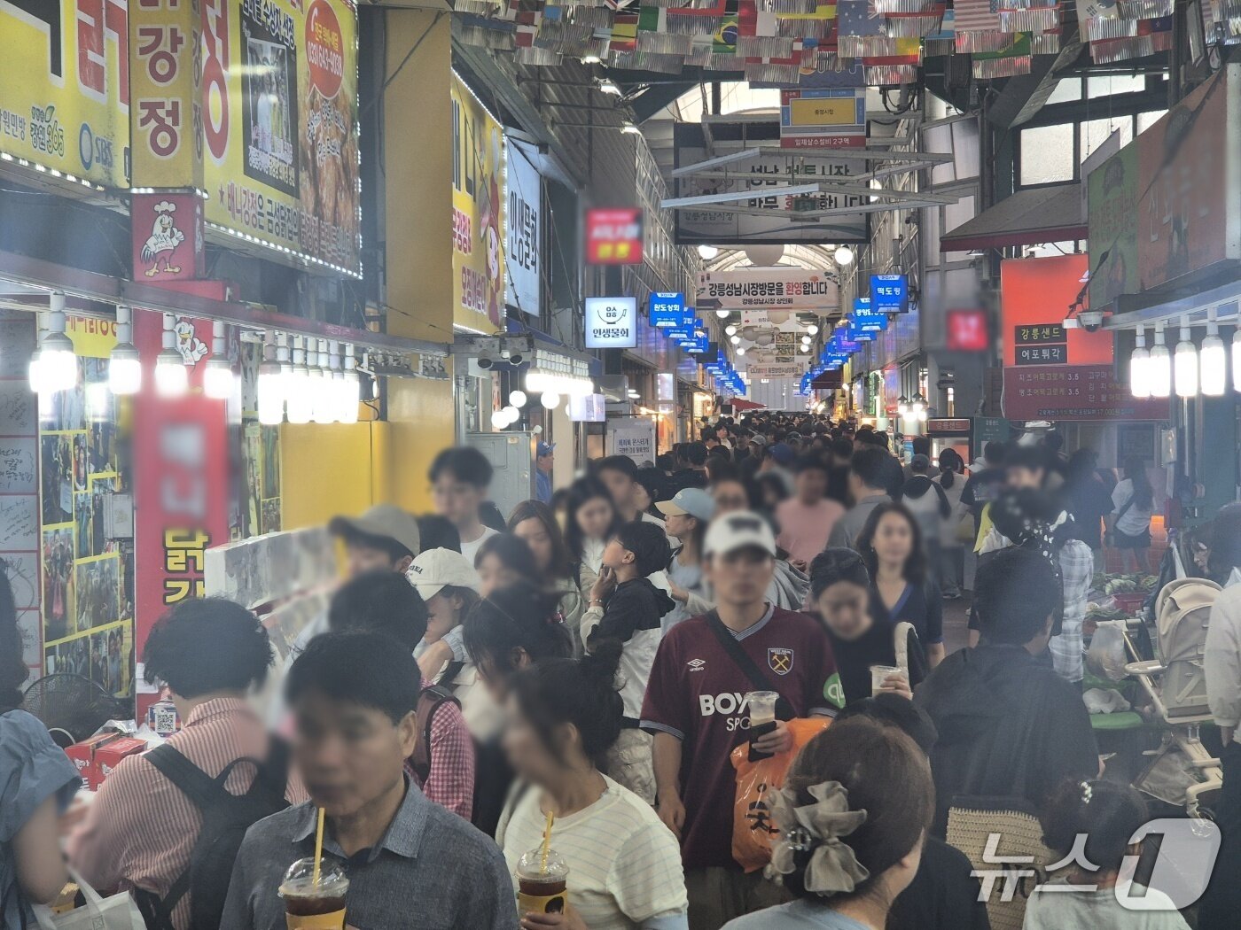 본문 이미지 - 일요일인 7일 강원 강릉지역 대표 전통시장인 중앙·성남시장 먹거리 골목이 나들이객들로 붐비고 있다. 2026.6.7/뉴스1 윤왕근 기자