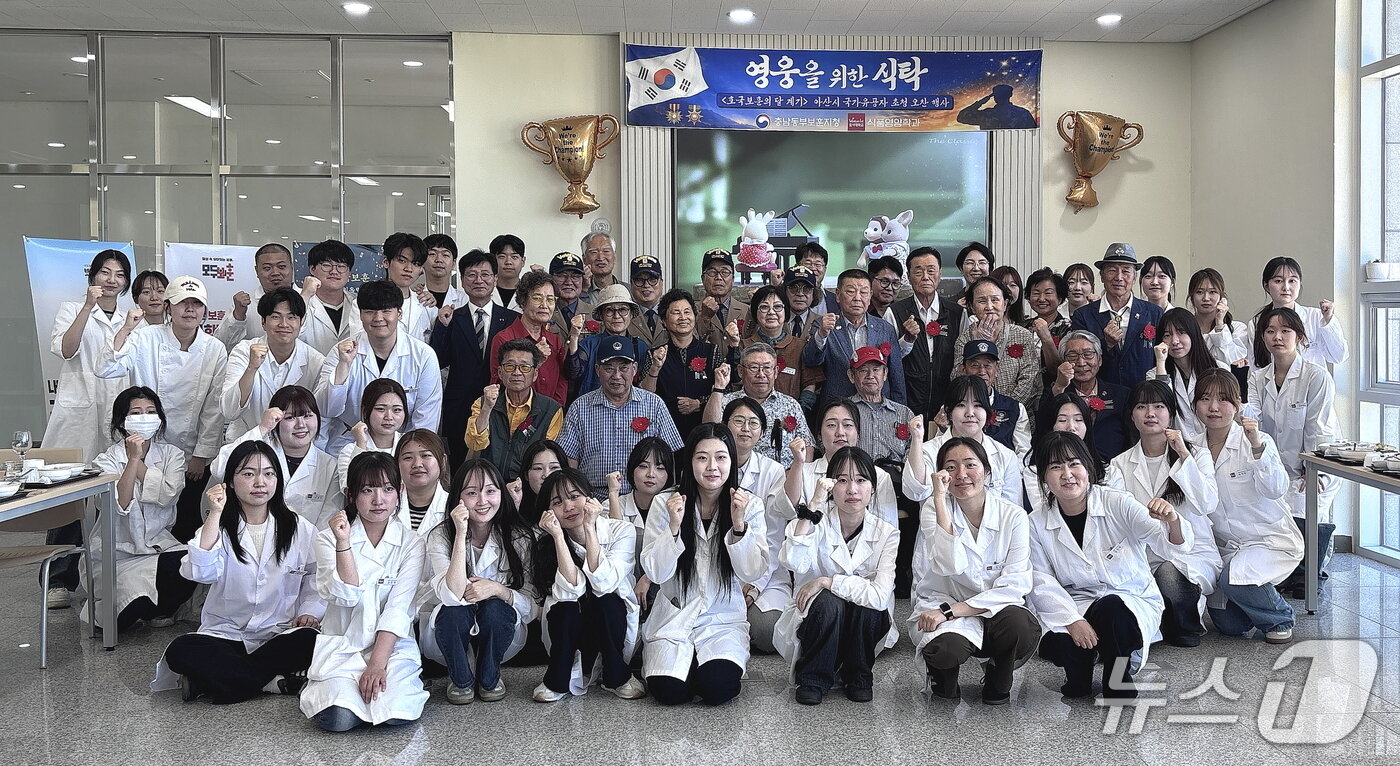 본문 이미지 - 국가유공자에게 식사 제공한 호서대 식품영양학과 학생들.(호서대 제공. 재판매 및 DB금지)