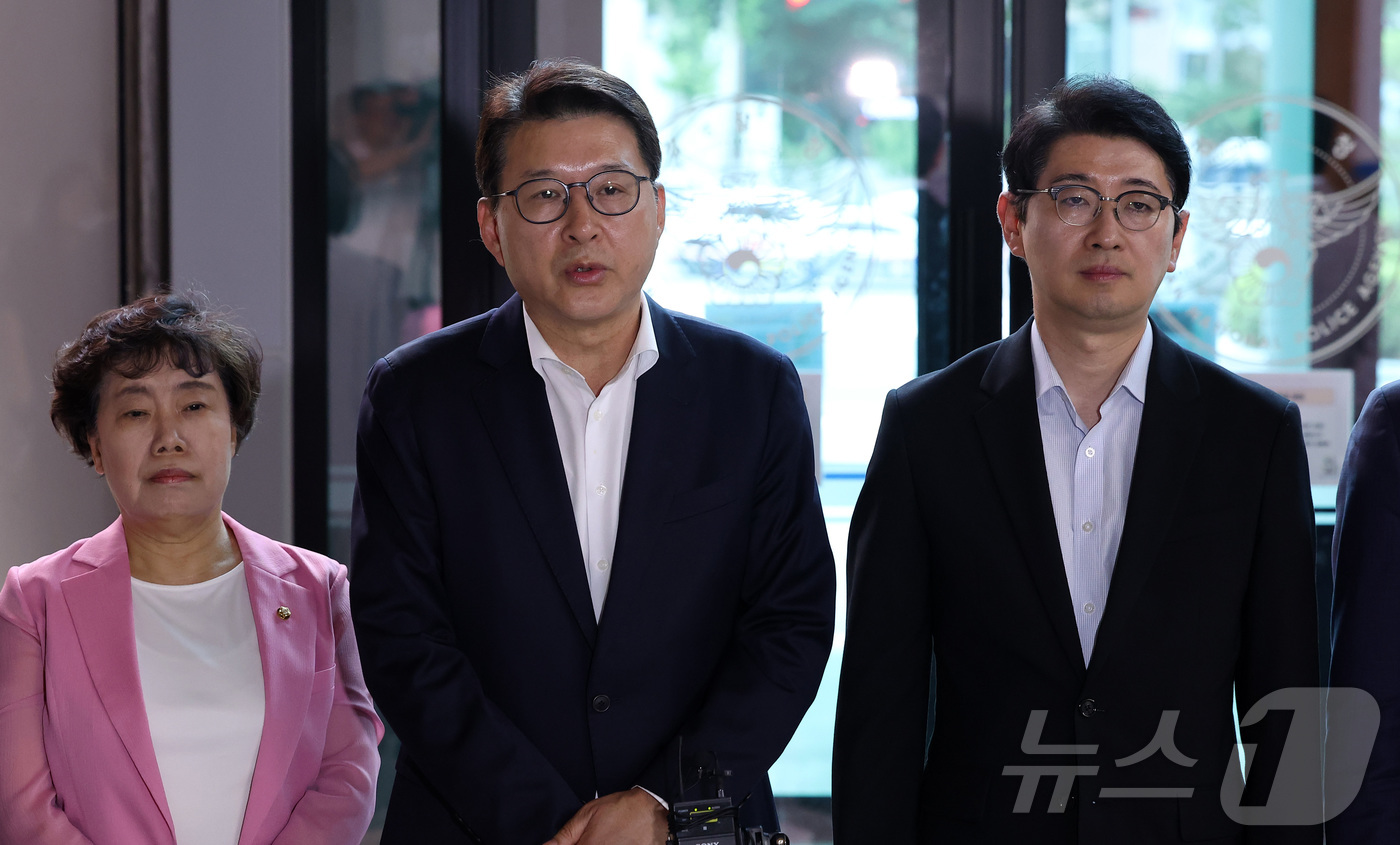 (서울=뉴스1) 김성진 기자 = 신동욱 국민의힘 최고위원을 비롯한 의원들이 7층 서울 서대문구 경찰청에서 제9회 전국동시지방선거 투표용지 부족 사태 관련 올림픽공원 핸드볼 경기장 …