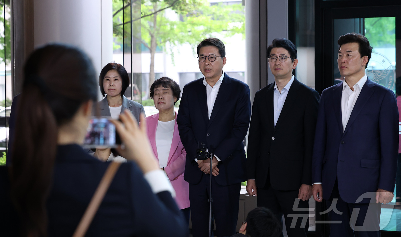 (서울=뉴스1) 김성진 기자 = 신동욱 국민의힘 최고위원을 비롯한 의원들이 7층 서울 서대문구 경찰청에서 제9회 전국동시지방선거 투표용지 부족 사태 관련 올림픽공원 핸드볼 경기장 …