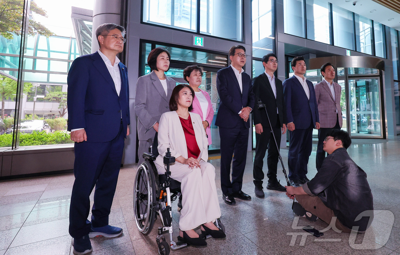 (서울=뉴스1) 김성진 기자 = 신동욱 국민의힘 최고위원을 비롯한 의원들이 7층 서울 서대문구 경찰청에서 제9회 전국동시지방선거 투표용지 부족 사태 관련 올림픽공원 핸드볼 경기장 …