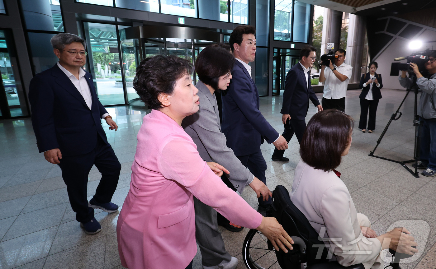(서울=뉴스1) 김성진 기자 = 신동욱 국민의힘 최고위원을 비롯한 의원들이 7층 서울 서대문구 경찰청에서 제9회 전국동시지방선거 투표용지 부족 사태 관련 올림픽공원 핸드볼 경기장 …