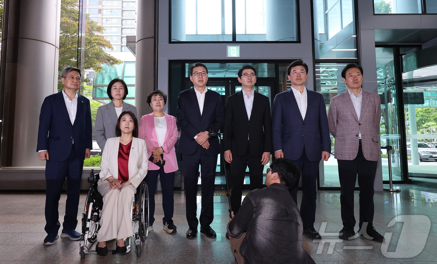 (서울=뉴스1) 김성진 기자 = 신동욱 국민의힘 최고위원을 비롯한 의원들이 7층 서울 서대문구 경찰청에서 제9회 전국동시지방선거 투표용지 부족 사태 관련 올림픽공원 핸드볼 경기장 …