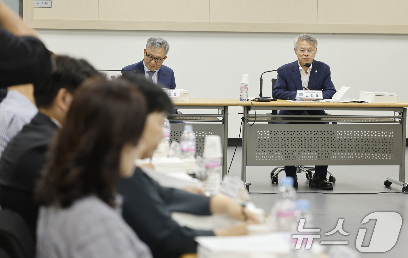 (나주=뉴스1) 김태성 기자 = 민형배 전남광주특별시장 당선자가 7일 전남 나주 빛가람복합문화체육센터에서 열린 광주전남대전환기획위원회 상견례 행사에서 인사말을 하고 있다. 2026 …