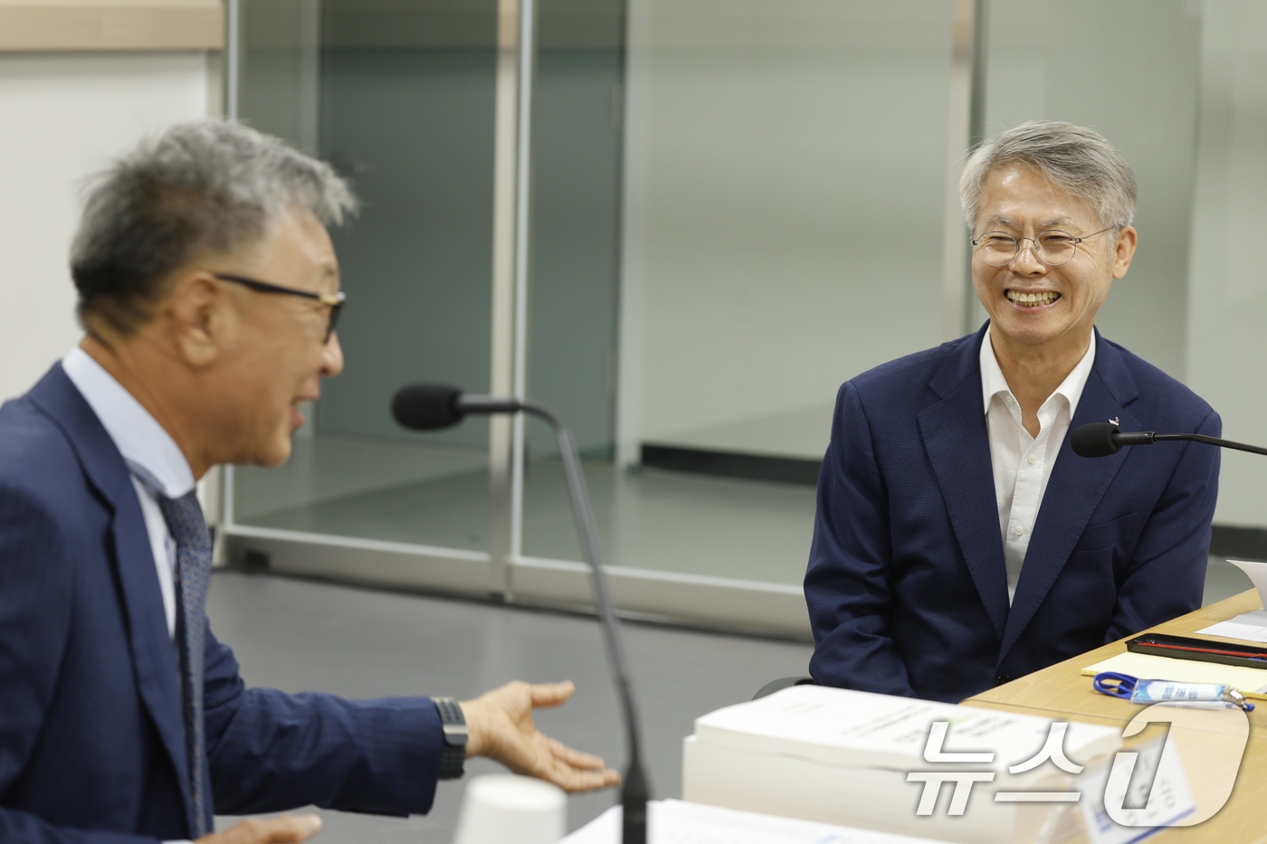 (나주=뉴스1) 김태성 기자 = 민형배 전남광주특별시장 당선자가 7일 전남 나주 빛가람복합문화체육센터에서 열린 광주전남대전환기획위원회 상견례 행사에서 정은승 위원장 발언을 듣고 있 …