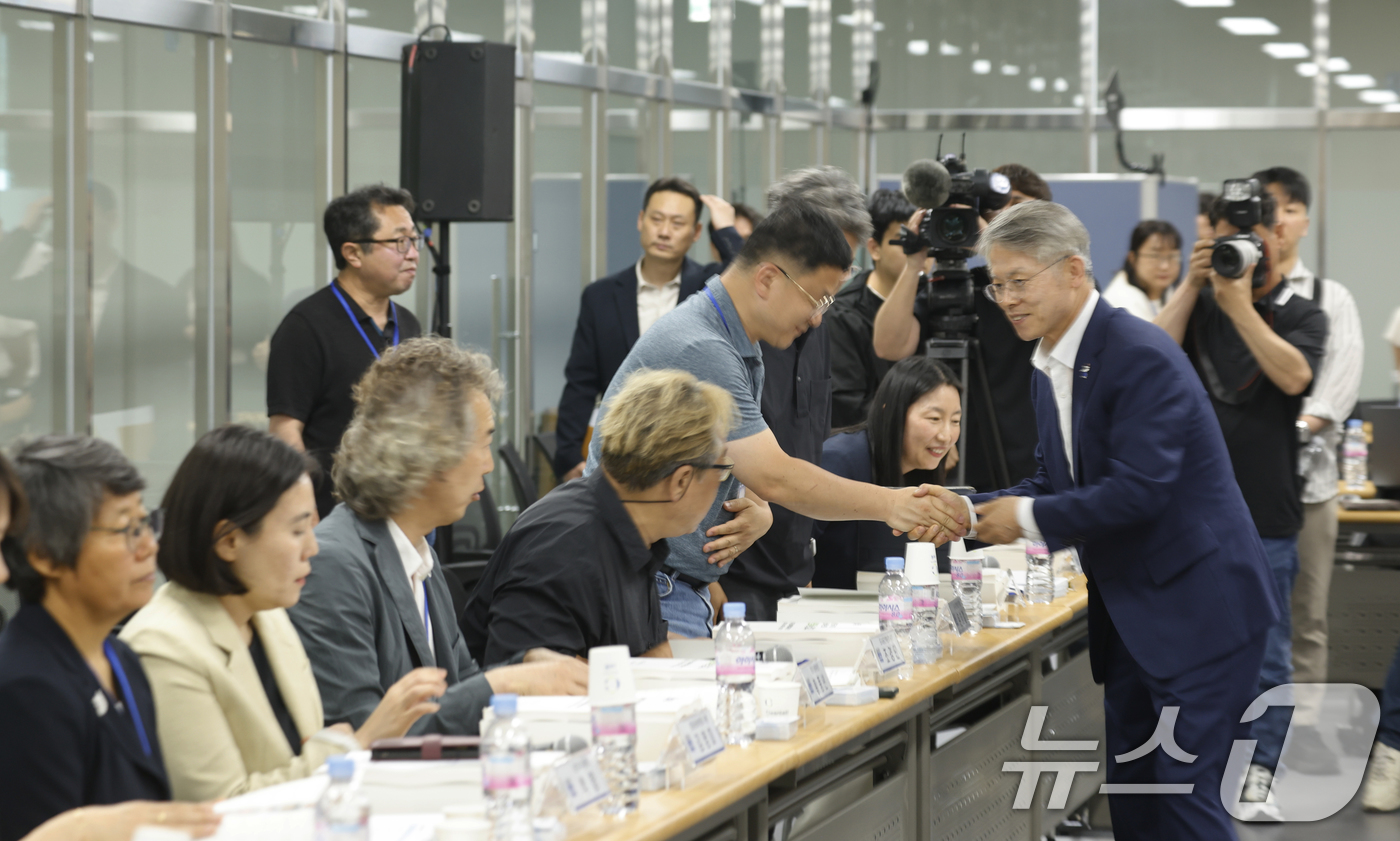 (나주=뉴스1) 김태성 기자 = 민형배 전남광주특별시장 당선자가 7일 전남 나주 빛가람복합문화체육센터에서 열린 광주전남대전환기획위원회 상견례에서 위원들과 인사를 나누고 있다. 20 …