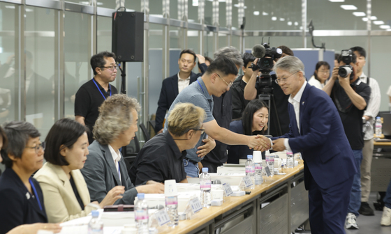 위원들과 인사하는 민형배 당선자