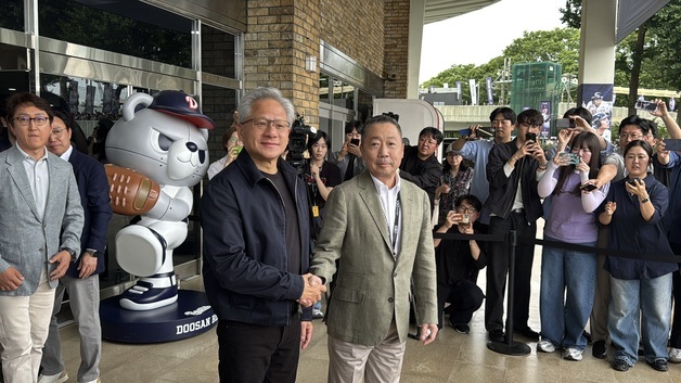'두산 시구' 젠슨 황, 잠실 구장 도착…박정원 두산 회장 직접 맞아