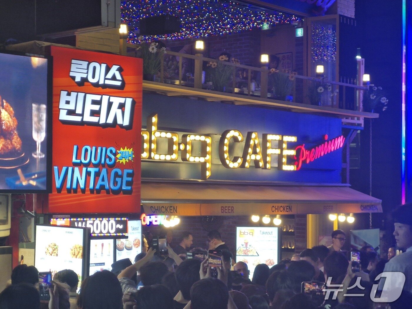 본문 이미지 - 5일 젠슨 황 엔비디아 CEO가 찾은 홍대 BBQ 카페 매장 ⓒ 뉴스1 신은빈 기자