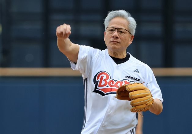 KBO 시구 나선 젠슨 황