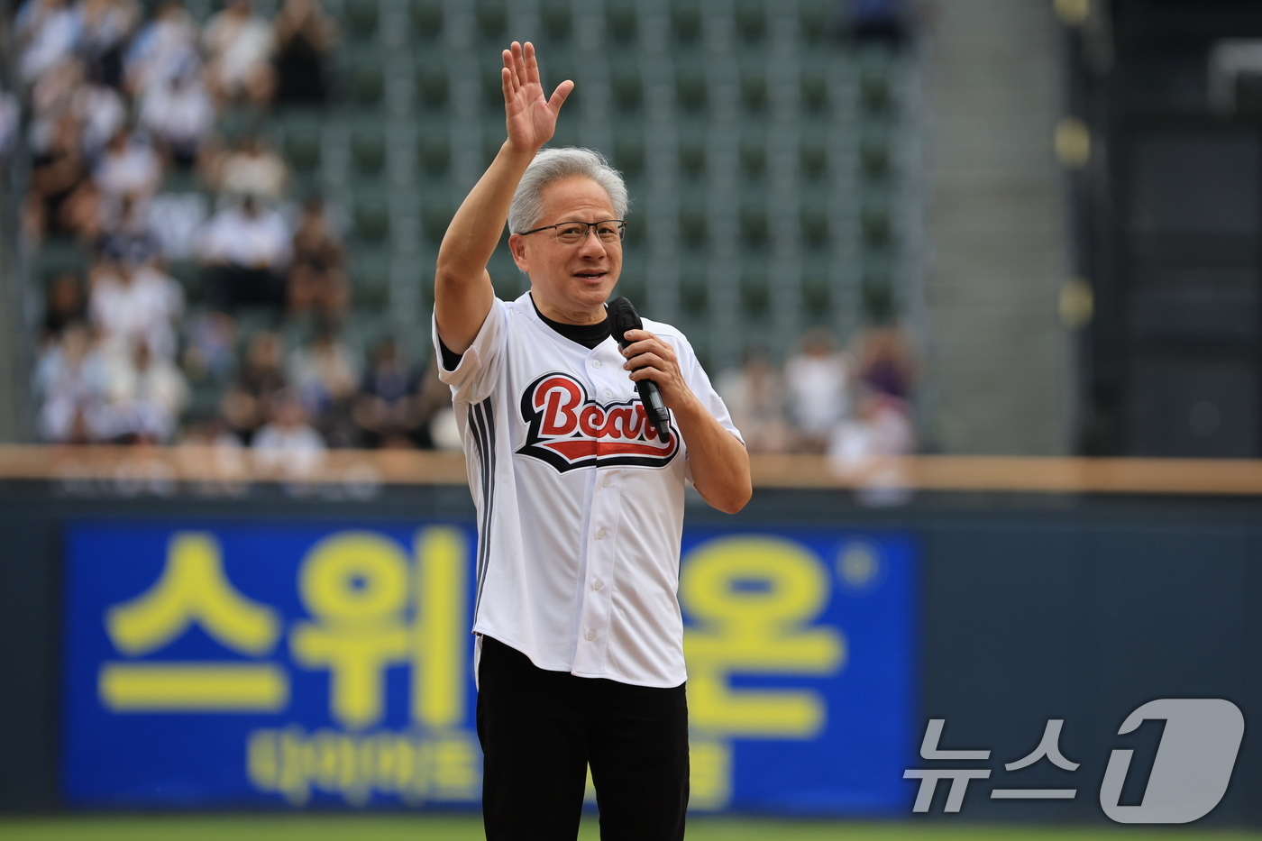 (서울=뉴스1) 이호윤 기자 = 젠슨 황 엔비디아 최고경영자(CEO)가 7일 서울 송파구 잠실야구장에서 열린 프로야구 '2026 신한은행 SOL KBO리그' 키움 히어로즈와 두산 …