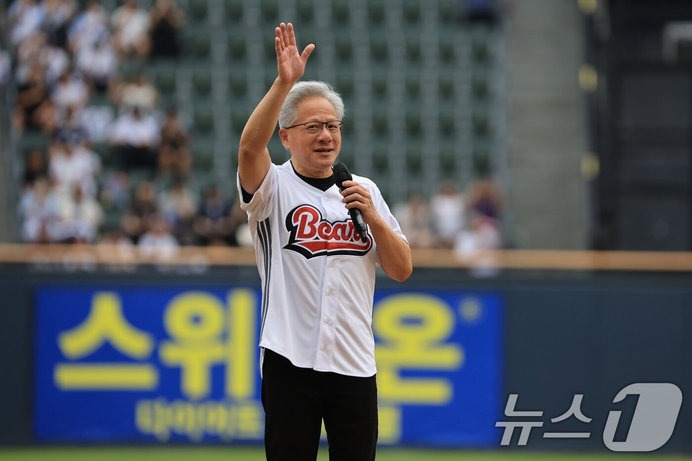 본문 이미지 - 젠슨 황 엔비디아 최고경영자(CEO)가 7일 서울 송파구 잠실야구장에서 열린 프로야구 '2026 신한은행 SOL KBO리그' 키움 히어로즈와 두산 베어스의 경기에서 시구 전 인사말을 하고 있다. 2026.6.7 ⓒ 뉴스1 이호윤 기자