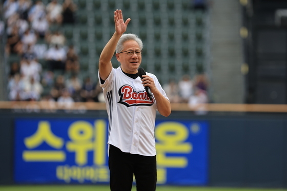 시구 전 인사말하는 젠슨 황