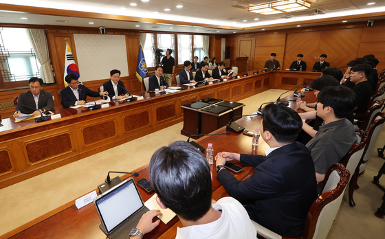 지방선거 관리 관련 대학생 간담회하는 김민석 총리