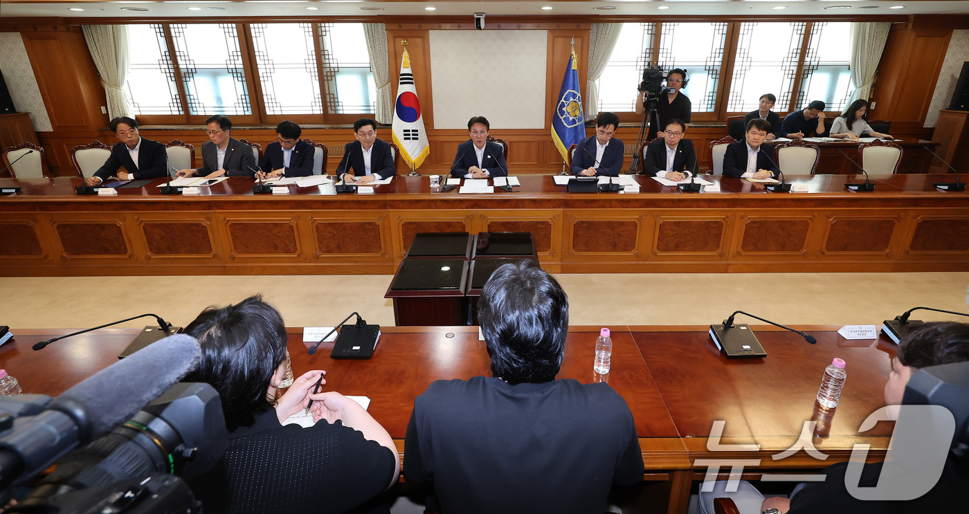 (서울=뉴스1) 김성진 기자 = 김민석 국무총리가 7일 서울 종로구 정부서울청사에서 열린 지방선거 관리 관련 대학생과의 간담회에서 모두발언을 하고 있다. 2026.6.7/뉴스1