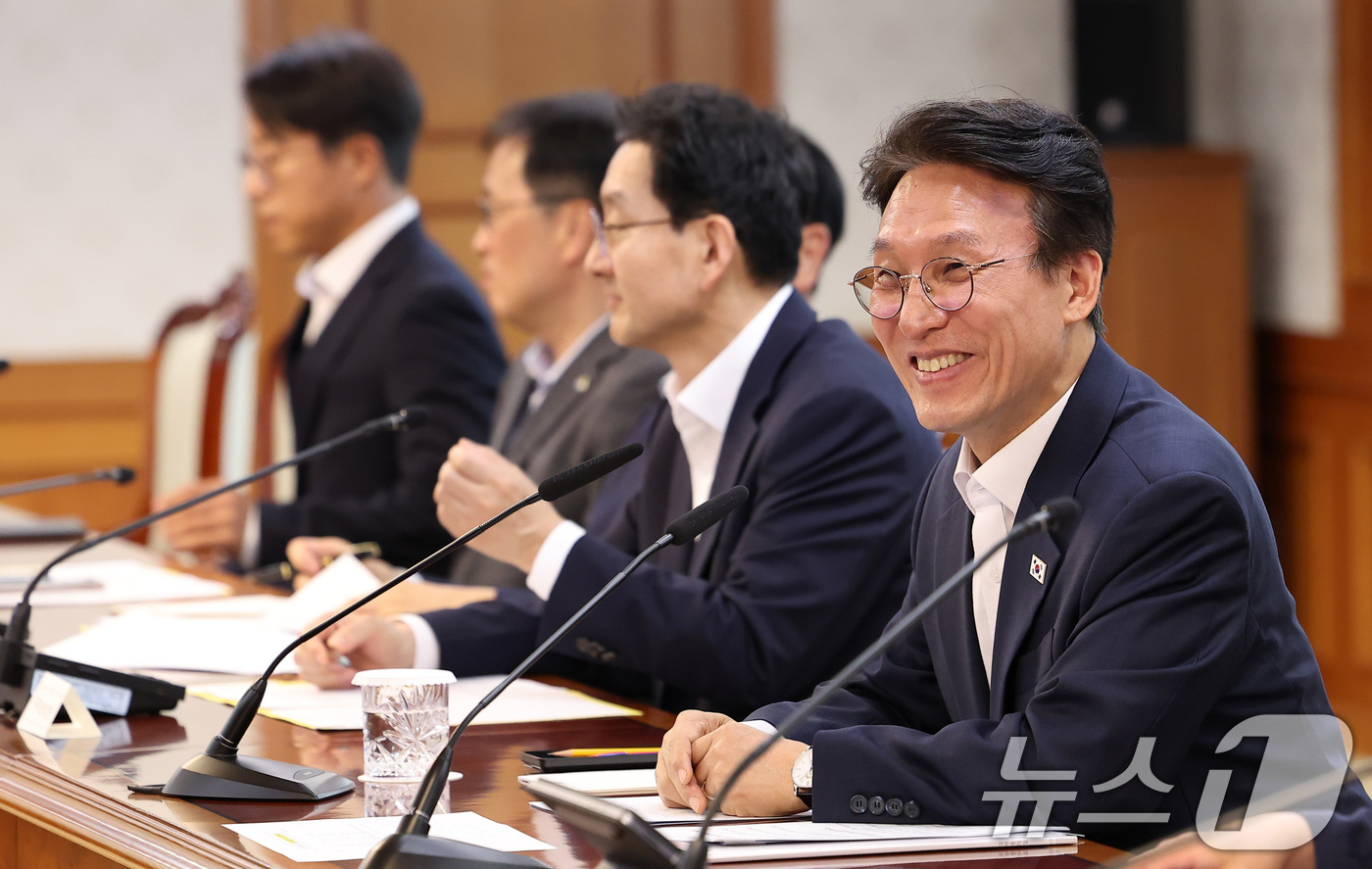(서울=뉴스1) 김성진 기자 = 김민석 국무총리가 7일 서울 종로구 정부서울청사에서 열린 지방선거 관리 관련 대학생과의 간담회에서 대학생들을 바라보며 미소짓고 있다. 2026.6. …