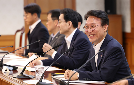 대학생들 바라보며 미소짓는 김민석 총리