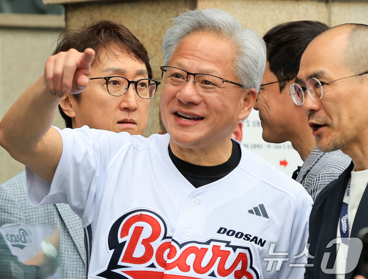 (서울=뉴스1) 이호윤 기자 = 젠슨 황 엔비디아 최고경영자(CEO)가 7일 서울 송파구 잠실야구장에서 열린 프로야구 '2026 신한은행 SOL KBO리그' 키움 히어로즈와 두산 …