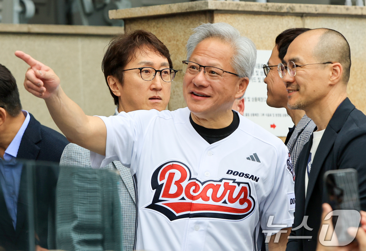 (서울=뉴스1) 이호윤 기자 = 젠슨 황 엔비디아 최고경영자(CEO)가 7일 서울 송파구 잠실야구장에서 열린 프로야구 '2026 신한은행 SOL KBO리그' 키움 히어로즈와 두산 …