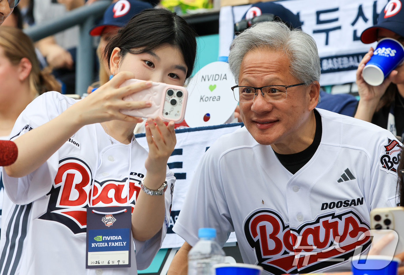 (서울=뉴스1) 이호윤 기자 = 젠슨 황 엔비디아 최고경영자(CEO)가 7일 서울 송파구 잠실야구장에서 열린 프로야구 '2026 신한은행 SOL KBO리그' 키움 히어로즈와 두산 …