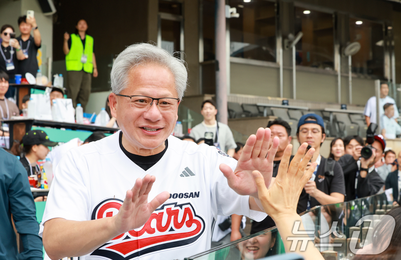 (서울=뉴스1) 이호윤 기자 = 젠슨 황 엔비디아 최고경영자(CEO)가 7일 서울 송파구 잠실야구장에서 열린 프로야구 '2026 신한은행 SOL KBO리그' 키움 히어로즈와 두산 …