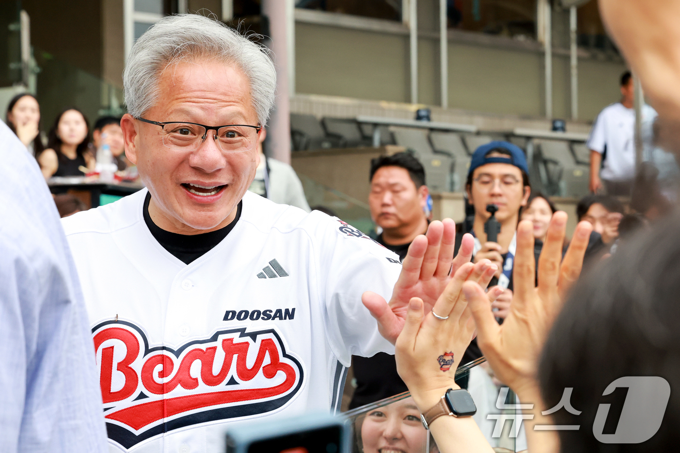 (서울=뉴스1) 이호윤 기자 = 젠슨 황 엔비디아 최고경영자(CEO)가 7일 서울 송파구 잠실야구장에서 열린 프로야구 '2026 신한은행 SOL KBO리그' 키움 히어로즈와 두산 …