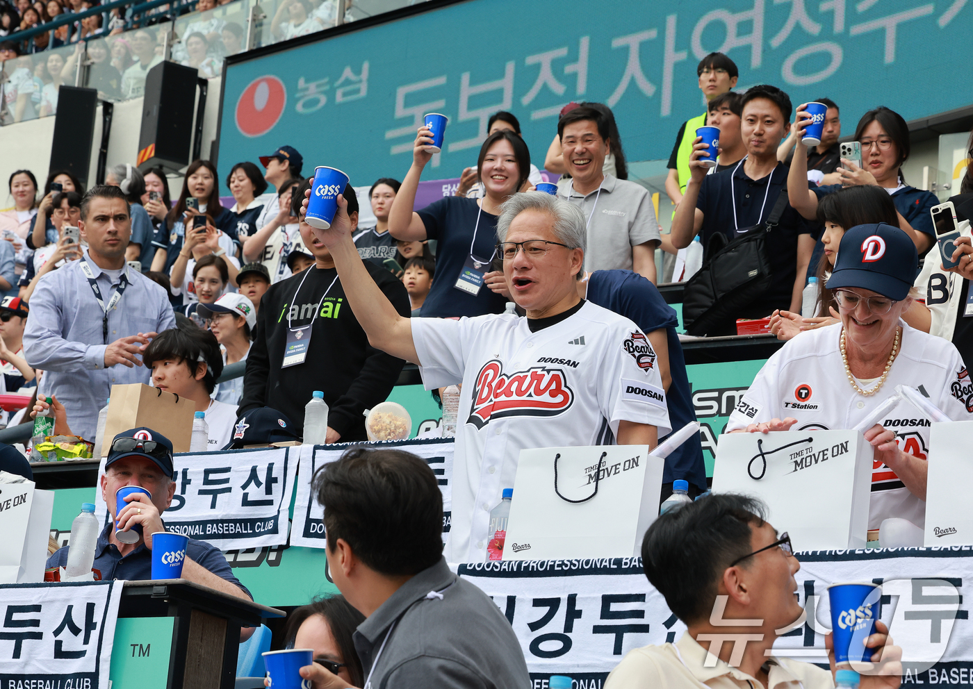(서울=뉴스1) 이호윤 기자 = 젠슨 황 엔비디아 최고경영자(CEO)가 7일 서울 송파구 잠실야구장에서 열린 프로야구 '2026 신한은행 SOL KBO리그' 키움 히어로즈와 두산 …