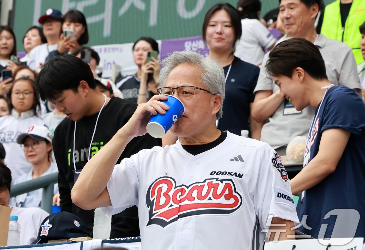 본문 이미지 - 젠슨 황 엔비디아 최고경영자(CEO)가 7일 서울 송파구 잠실야구장에서 열린 프로야구 '2026 신한은행 SOL KBO리그' 키움 히어로즈와 두산 베어스의 경기를 찾아 맥주를 마시고 있다. 2026.6.7 ⓒ 뉴스1 이호윤 기자