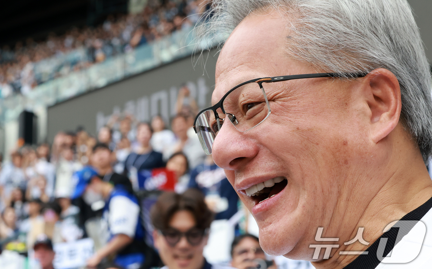 (서울=뉴스1) 이호윤 기자 = 젠슨 황 엔비디아 최고경영자(CEO)가 7일 서울 송파구 잠실야구장에서 열린 프로야구 '2026 신한은행 SOL KBO리그' 키움 히어로즈와 두산 …