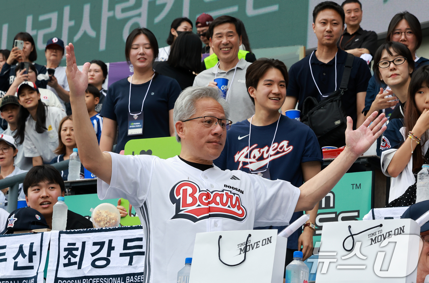 (서울=뉴스1) 이호윤 기자 = 젠슨 황 엔비디아 최고경영자(CEO)가 7일 서울 송파구 잠실야구장에서 열린 프로야구 '2026 신한은행 SOL KBO리그' 키움 히어로즈와 두산 …