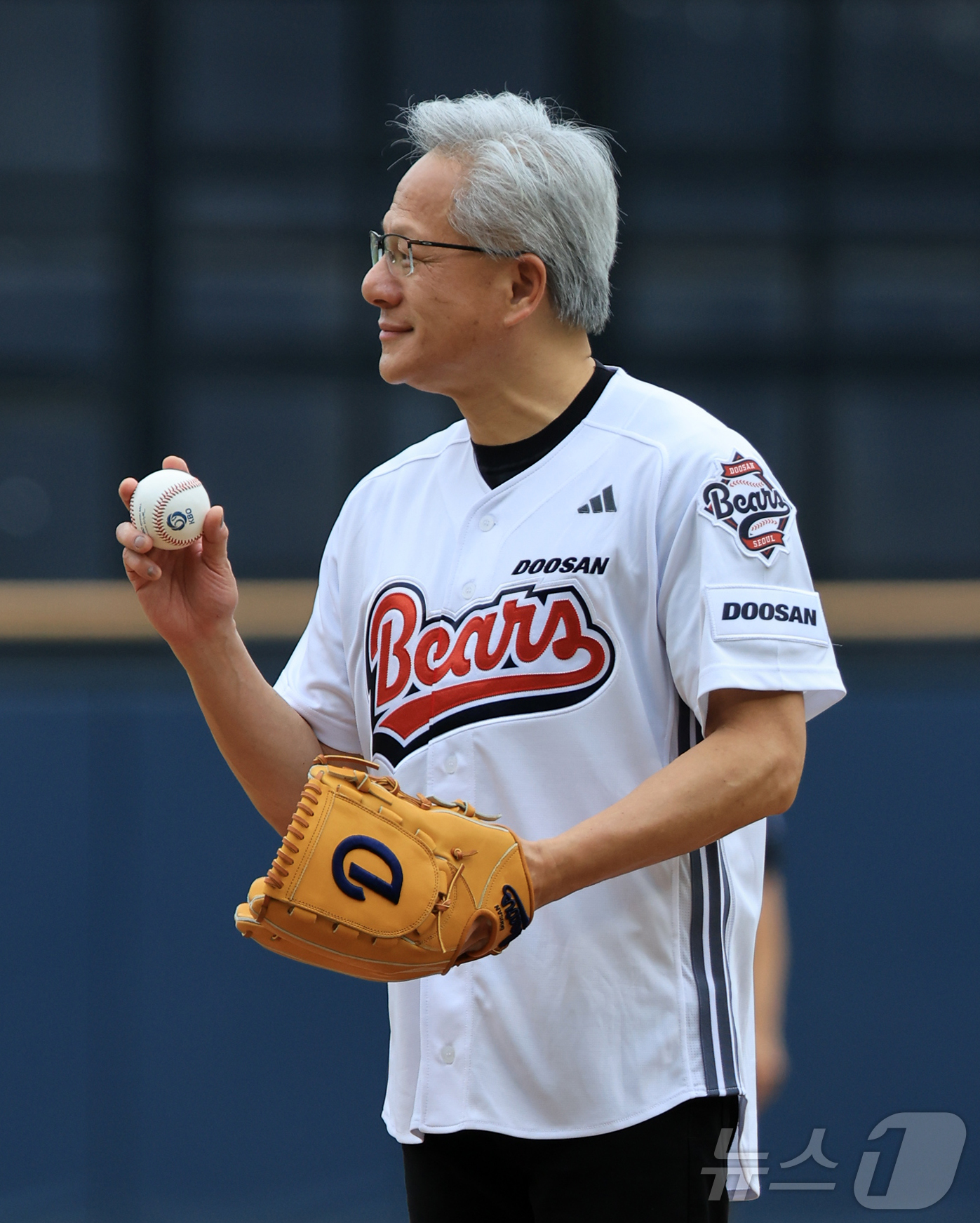 (서울=뉴스1) 이호윤 기자 = 젠슨 황 엔비디아 최고경영자(CEO)가 7일 서울 송파구 잠실야구장에서 열린 프로야구 '2026 신한은행 SOL KBO리그' 키움 히어로즈와 두산 …