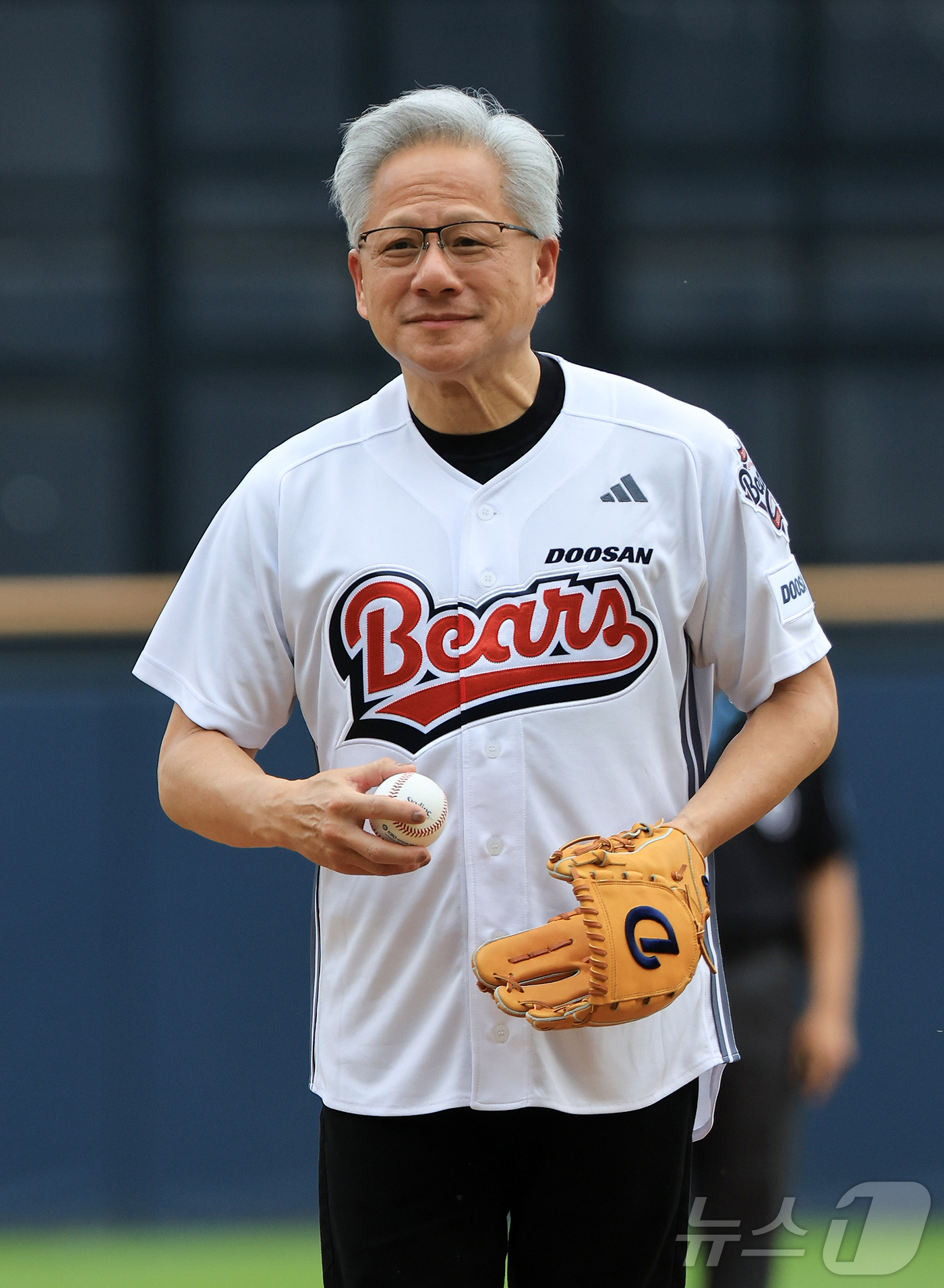 (서울=뉴스1) 이호윤 기자 = 젠슨 황 엔비디아 최고경영자(CEO)가 7일 서울 송파구 잠실야구장에서 열린 프로야구 '2026 신한은행 SOL KBO리그' 키움 히어로즈와 두산 …