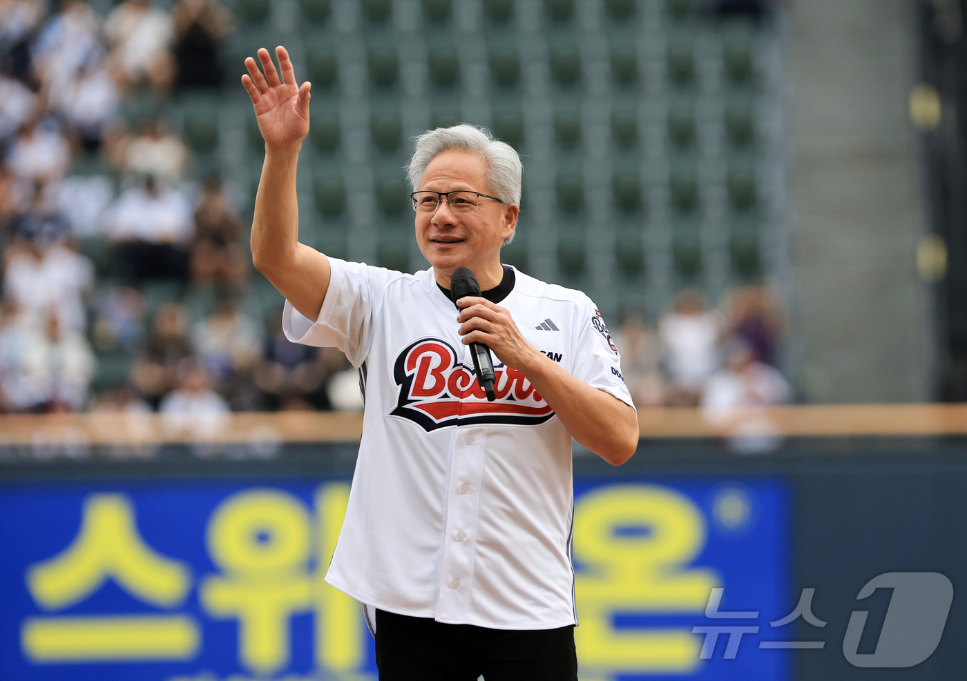 (서울=뉴스1) 이호윤 기자 = 젠슨 황 엔비디아 최고경영자(CEO)가 7일 서울 송파구 잠실야구장에서 열린 프로야구 '2026 신한은행 SOL KBO리그' 키움 히어로즈와 두산 …