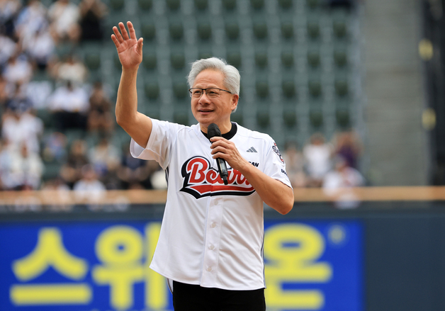 야구 팬들과 인사하는 젠슨 황