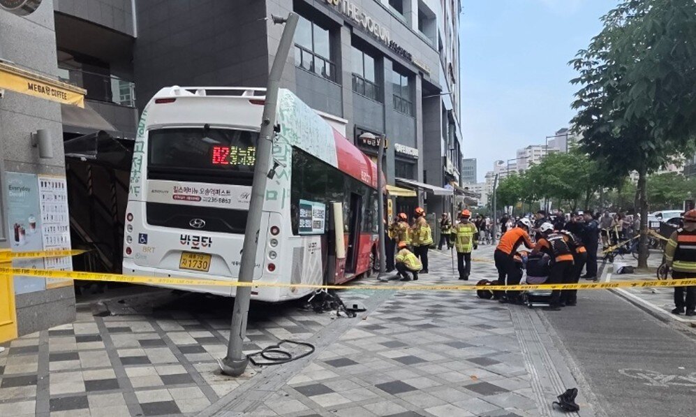 본문 이미지 - 세종시 도담동 버스 상가 돌진 사고. (세종소방본부 제공. 재판매 및 DB 금지)