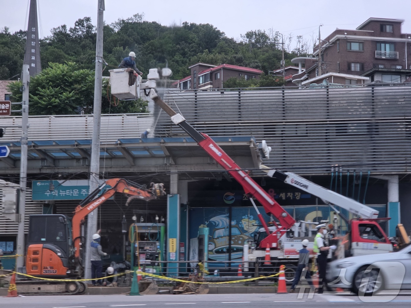 (서울=뉴스1) 황덕현 기후환경전문기자 = 교통사고로 정전 사고가 발생한 7일 서울 은평구 수색동에서 복구작업이 진행되고 있다.이날 오전 서울 은평구에서 택시가 전신주를 들이받아 …
