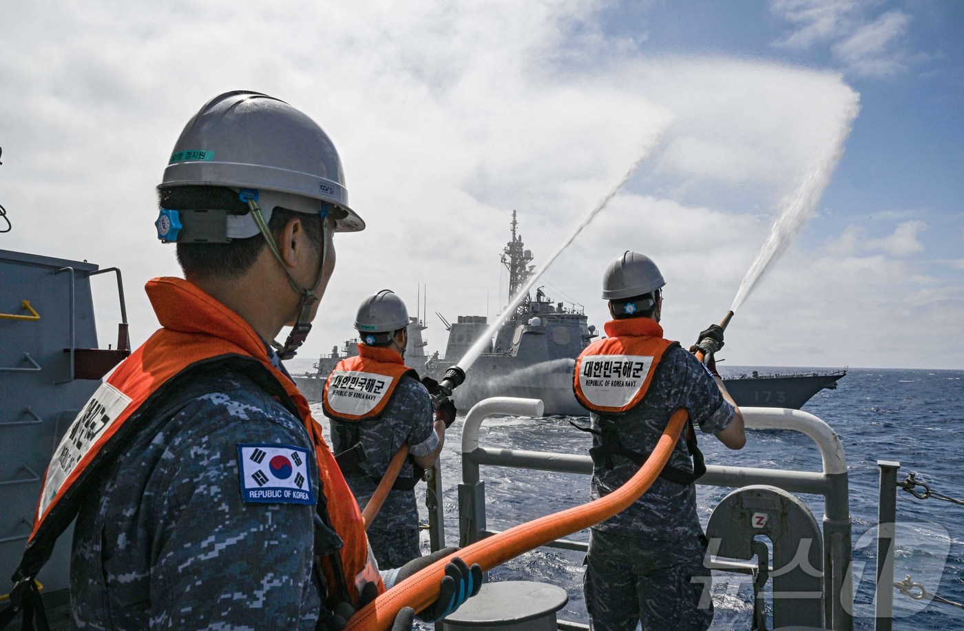 (서울=뉴스1) = 7일 제주 동남방 공해상에서 진행된 '한일 수색구조훈련(SAREX: Search and Rescue Exercise)'에서 대한민국 해군 상륙함 천자봉함(LST …