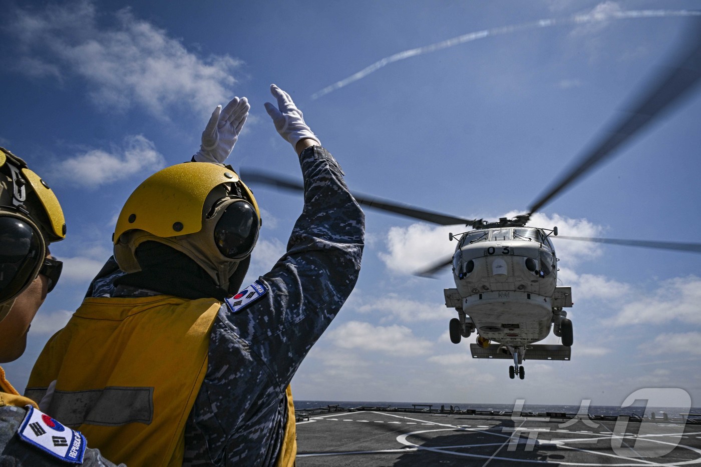 (서울=뉴스1) = 7일 제주 동남방 공해상에서 진행된 '한일 수색구조훈련(SAREX: Search and Rescue Exercise)'에서 일본 해상자위대 SH-60K 해상작전 …