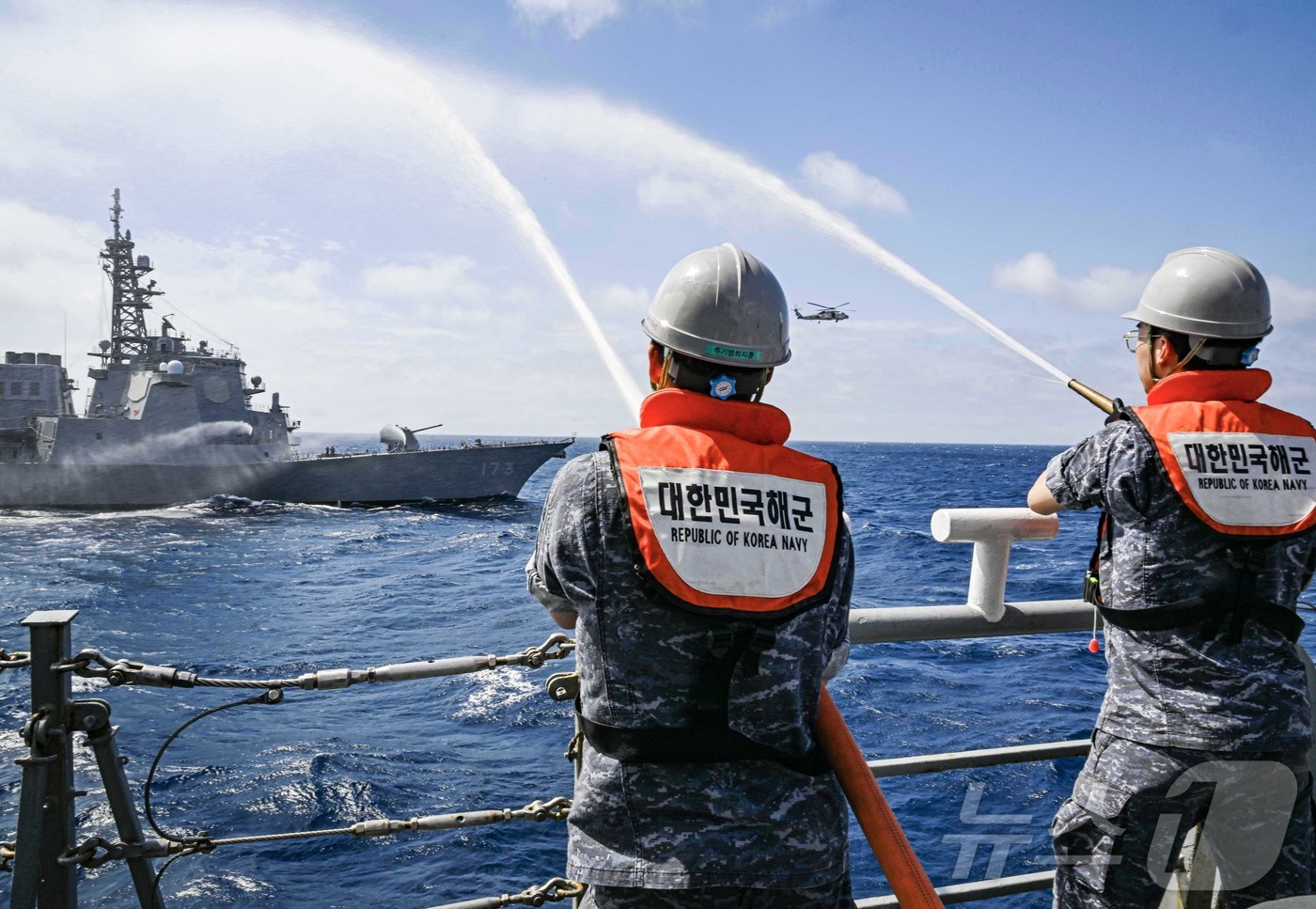 (서울=뉴스1) = 7일 제주 동남방 공해상에서 진행된 '한일 수색구조훈련(SAREX: Search and Rescue Exercise)'에서 대한민국 해군 상륙함 천자봉함(LST …