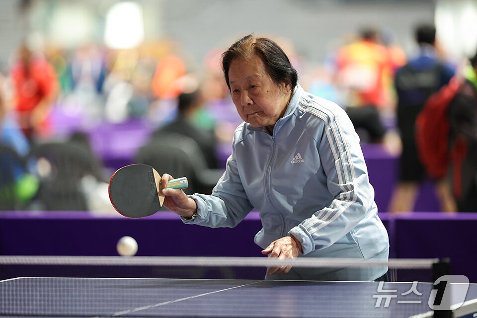 본문 이미지 - 위엣 위 와 씨의 경기 모습.(강릉세계마스터즈탁구선수권대회 조직위원회 제공, 재판매 및 DB 금지) 2026.6.7/뉴스1