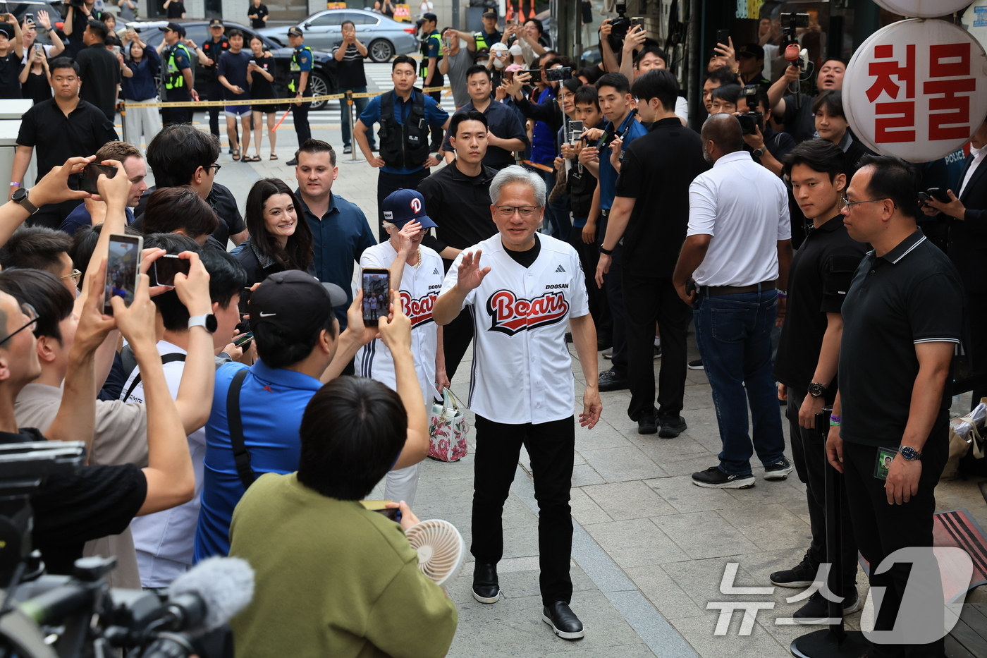 (서울=뉴스1) 이호윤 기자 = 젠슨 황 엔비디아 최고경영자(CEO)가 최태원 SK회장과 '치맥' 회동을 위해 7일 서울 강남구 한 치킨집으로 이동하고 있다. 2026.6.7/뉴스 …