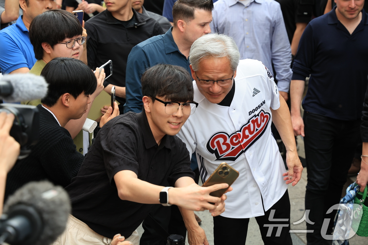 (서울=뉴스1) 이호윤 기자 = 젠슨 황 엔비디아 최고경영자(CEO)가 최태원 SK회장과 '치맥' 회동을 위해 7일 서울 강남구 한 치킨집으로 이동하며 시민들과 기념촬영을 하고 있 …