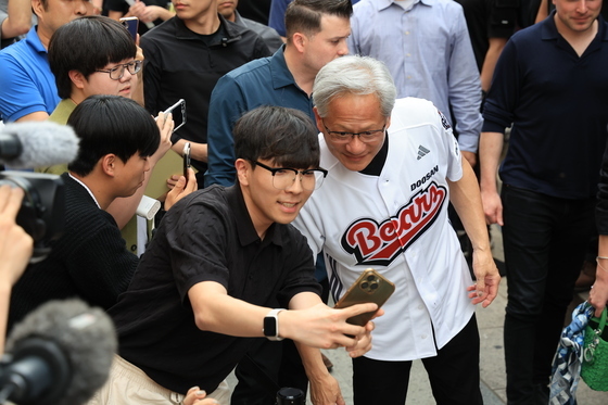 시민과 기념촬영하는 젠슨 황