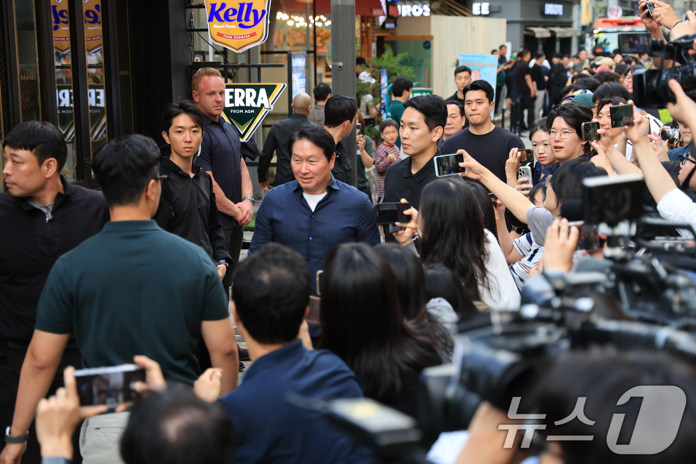 (서울=뉴스1) 이호윤 기자 = 최태원 SK회장이 젠슨 황 엔비디아 최고경영자(CEO)와 '치맥' 회동을 위해 7일 서울 강남구 한 치킨집으로 이동하고 있다. 2026.6.7/뉴스 …