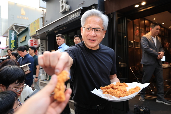시민들에게 치킨 나눠주는 젠슨 황