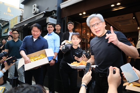 치킨 나눠주는 젠슨 황·최태원 회장