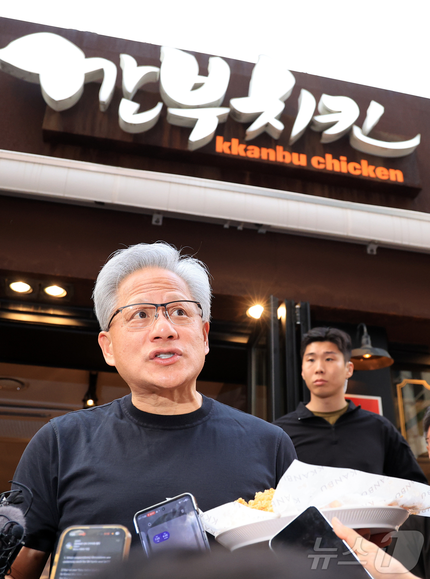 (서울=뉴스1) 이호윤 기자 = 젠슨 황 엔비디아 최고경영자(CEO)와 최태원 SK그룹 회장이 7일 오후 서울 강남구 깐부치킨 삼성점에서 '치맥 회동' 중 취재진 질문에 답변하고 …