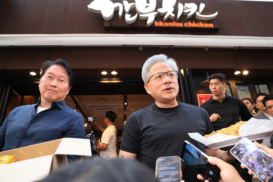 '치맥 회동' 중 취재진 질문에 답변하는 젠슨 황