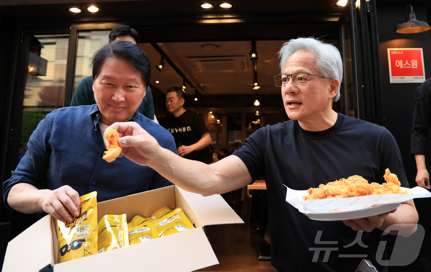 (서울=뉴스1) 이호윤 기자 = 젠슨 황 엔비디아 최고경영자(CEO)와 최태원 SK그룹 회장이 7일 오후 서울 강남구 깐부치킨 삼성점에서 '치맥 회동' 중 시민 및 취재진에게 치킨 …