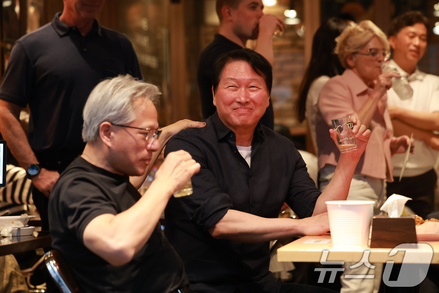 (서울=뉴스1) 이호윤 기자 = 젠슨 황 엔비디아 최고경영자(CEO)와 최태원 SK그룹 회장이 7일 오후 서울 강남구 깐부치킨 삼성점에서 '치맥 회동'을 하고 있다. 2026.6. …